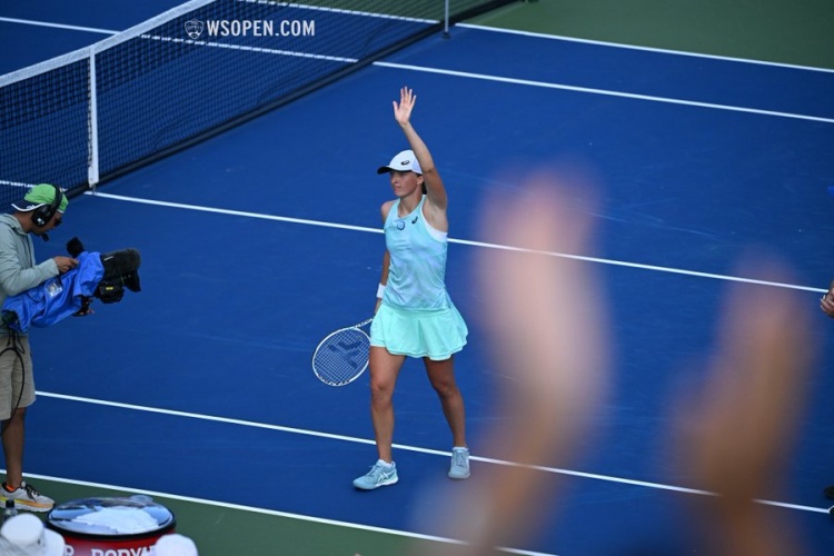 勇士8人上双轻取爵士夺5连胜库里25+10汤普森26